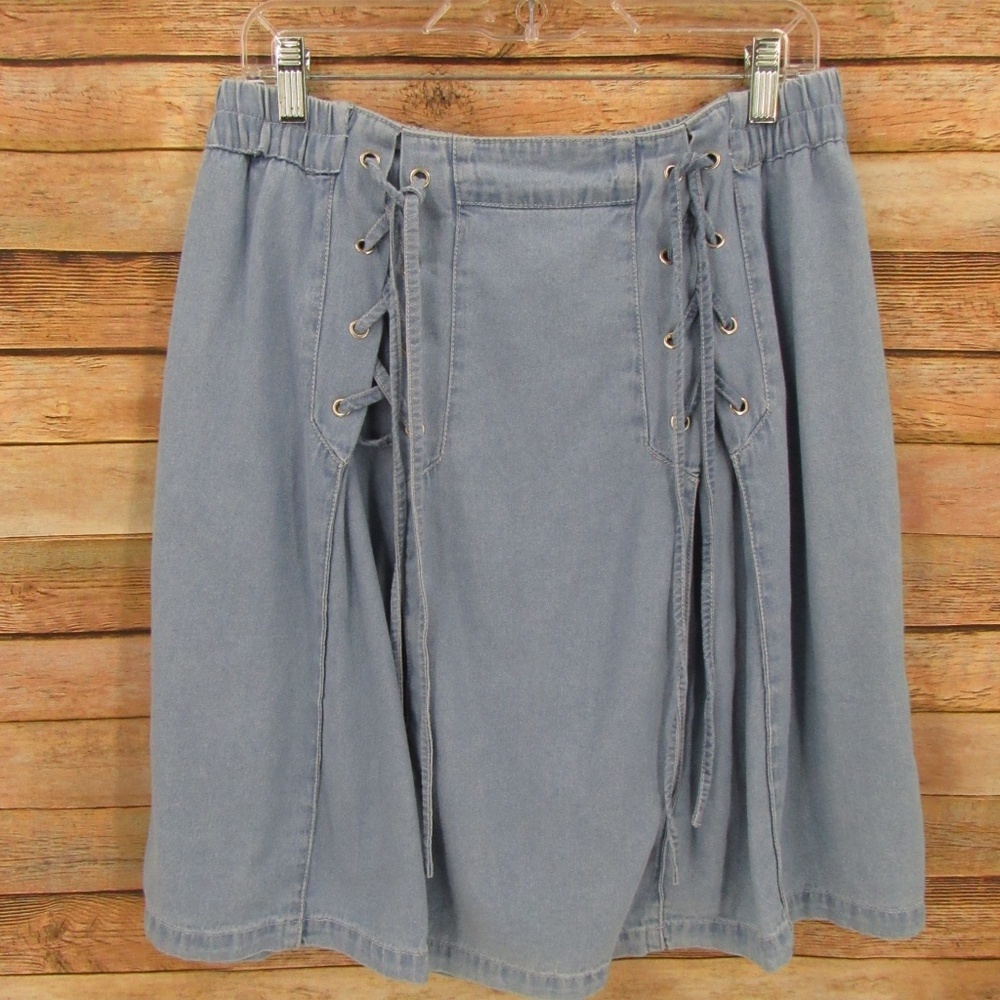 The Pyramid Collection Criss-Cross Tie Front Jean Skort M